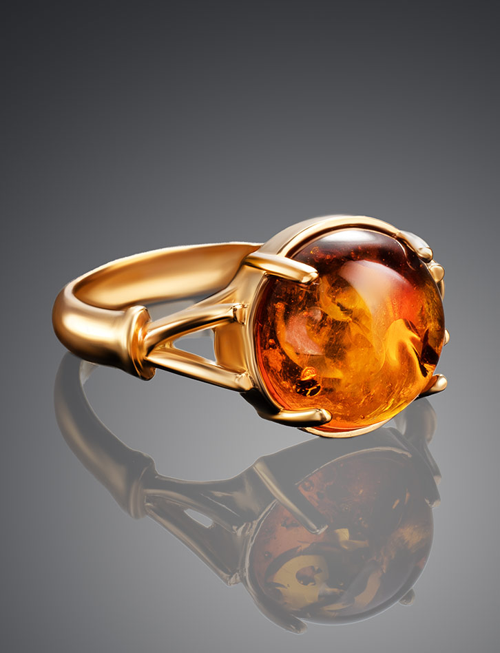 Стильное кольцо «Шанхай» с коньячным янтарём