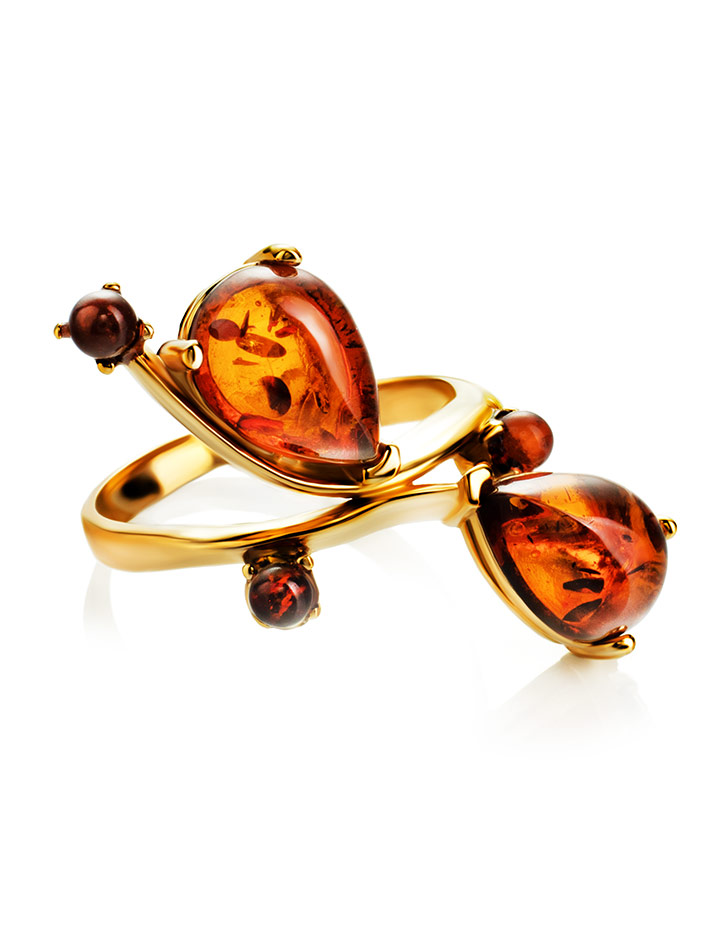 Яркое и нарядное кольцо «Эврика» из золочённого серебра с коньячным янтарём