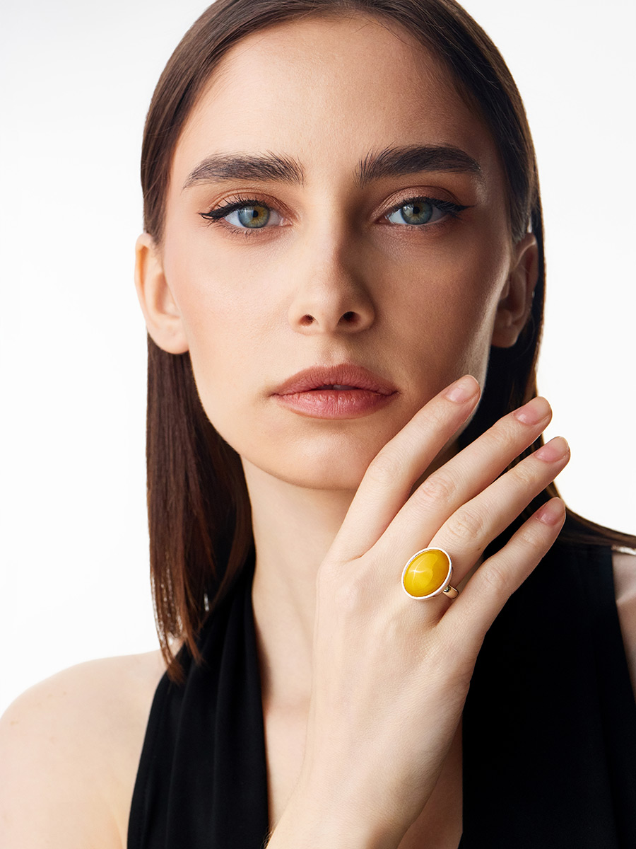 Овальное кольцо из натурального балтийского янтаря медового цвета «Глянец»