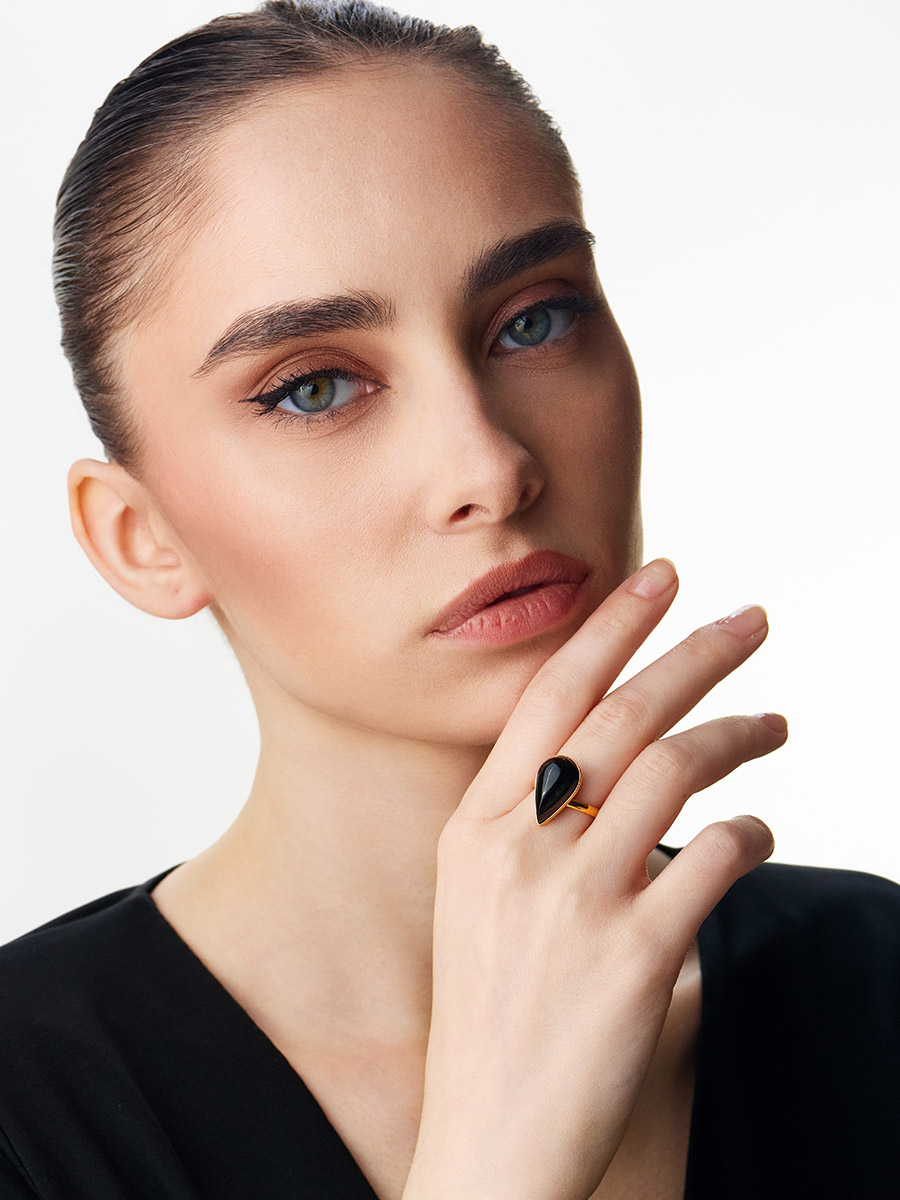 Яркое кольцо из натурального янтаря вишнёвого цвета «Импульс»