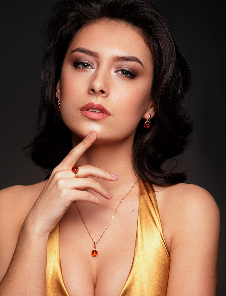 Стильное кольцо «Шанхай» с коньячным янтарём