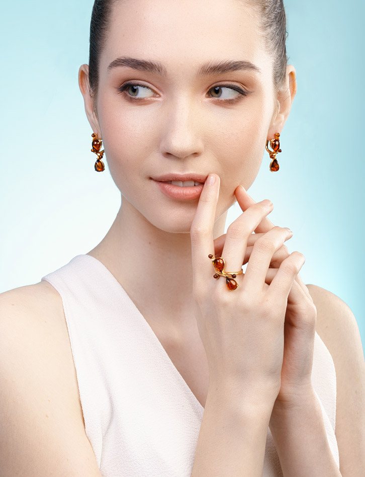 Яркое и нарядное кольцо «Эврика» из золочённого серебра с коньячным янтарём