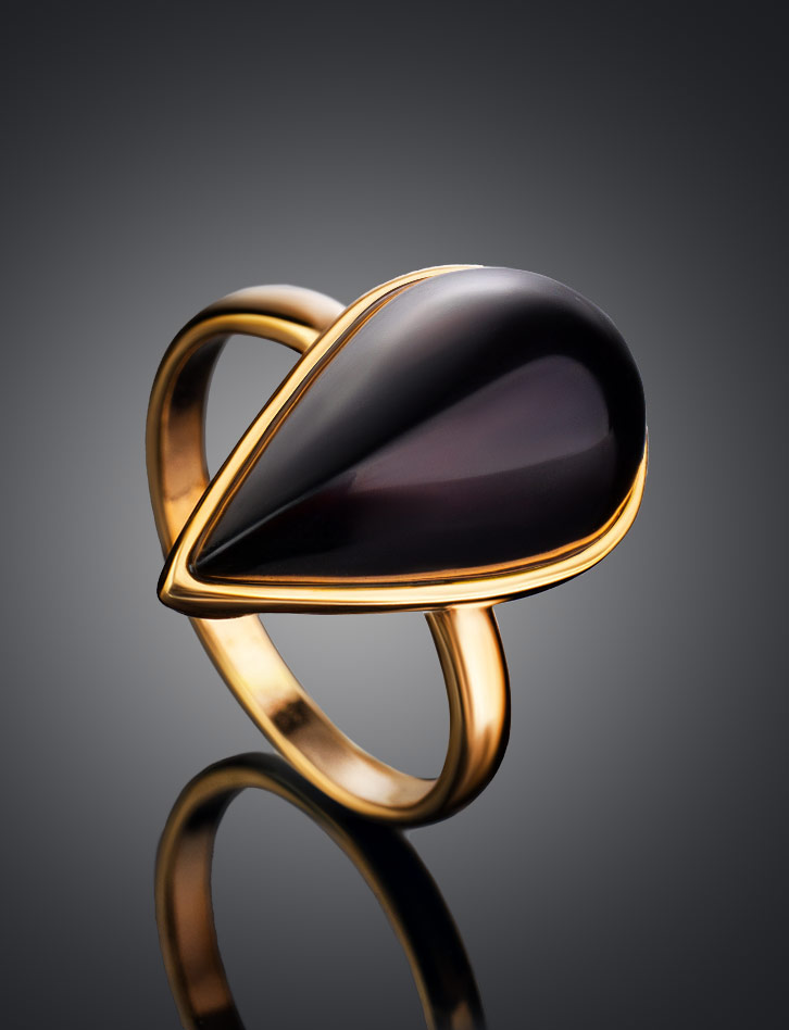 Яркое кольцо из натурального янтаря вишнёвого цвета «Импульс»