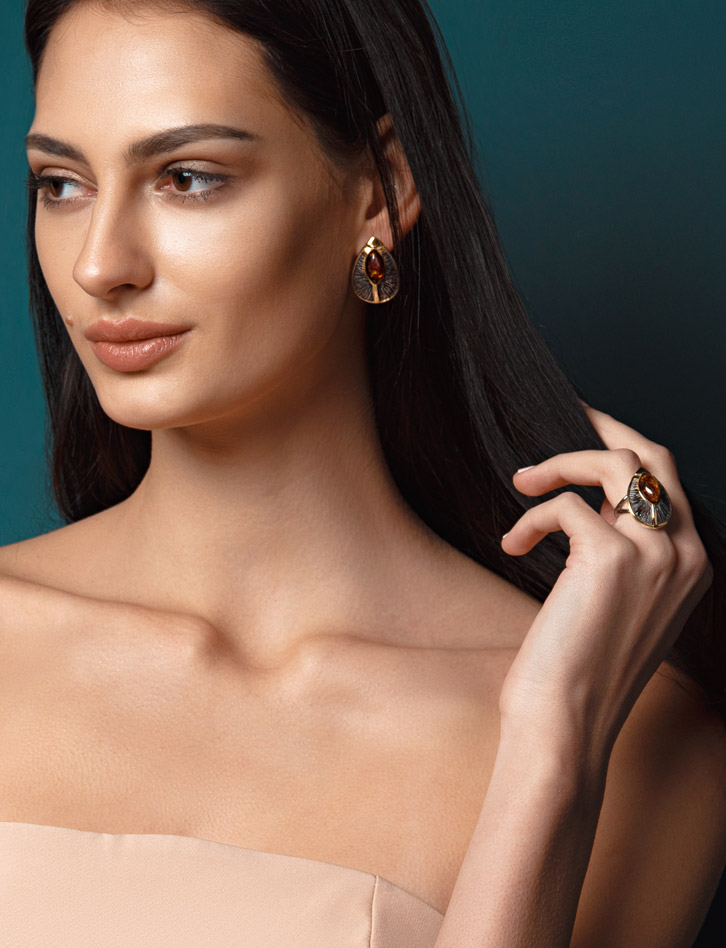 Стильное кольцо из серебра и натурального янтаря коньячного цвета «Терция»