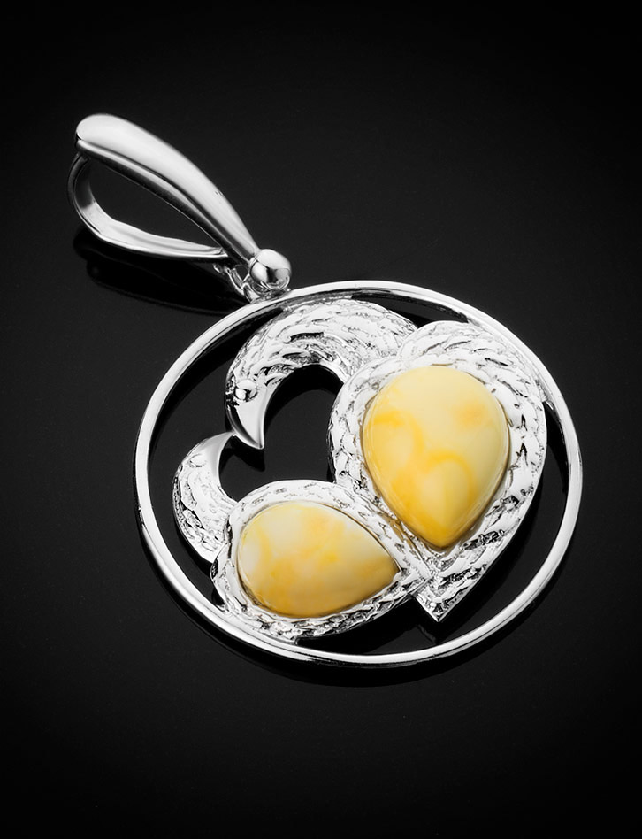 Кулон, украшенный цельным янтарём медового цвета «Лирика»