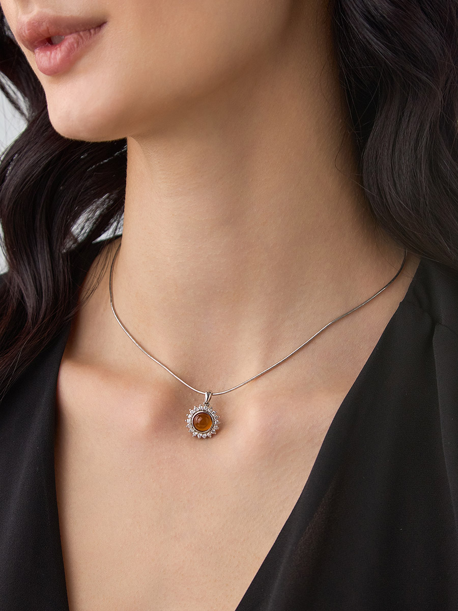 Эффектный кулон с янтарём и фианитами «Ренессанс»