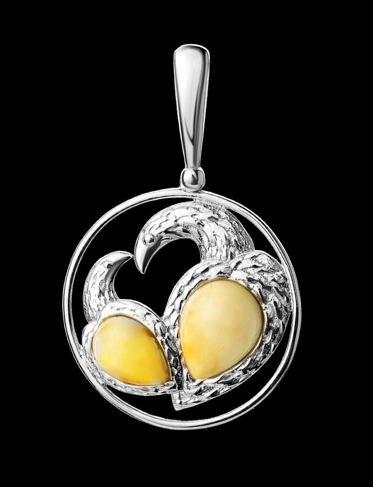 Кулон, украшенный цельным янтарём медового цвета «Лирика»