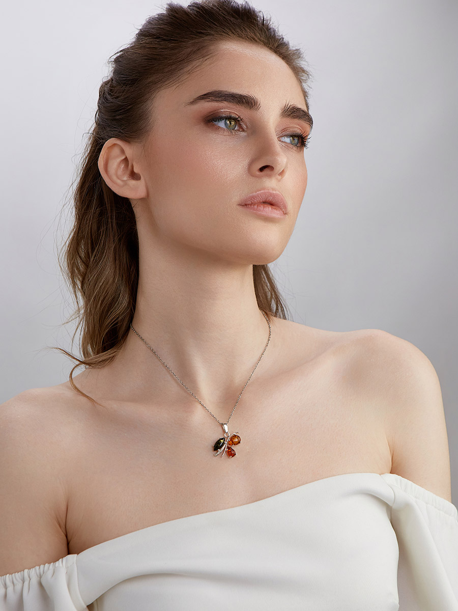 Подвеска со вставками из натурального балтийского янтаря коньячного и зелёного цветов «Магнолия»