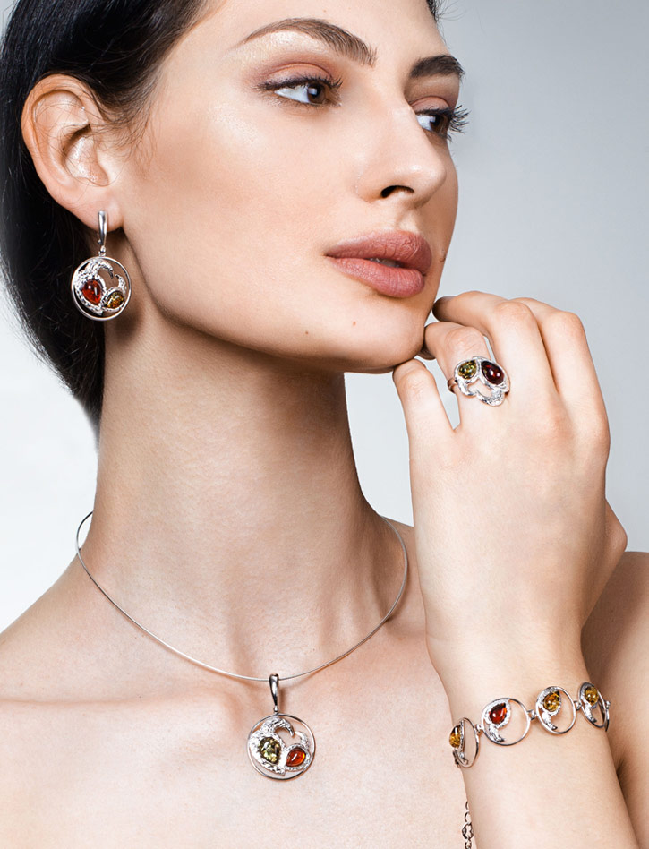 Серьги круглой формы из коньячного и зелёного янтаря «Лирика»