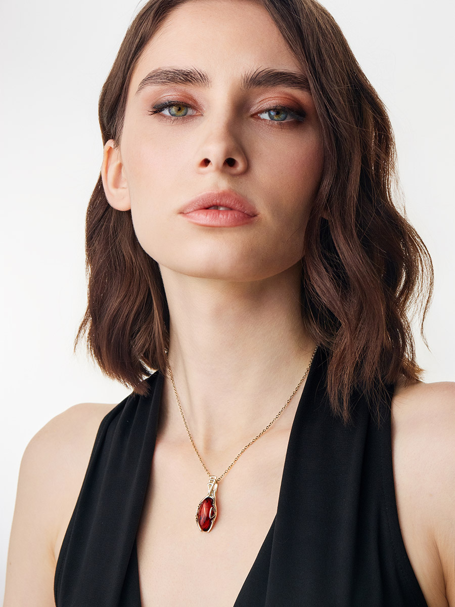 Эффектный кулон из цельного коньячного янтаря «Рандеву»