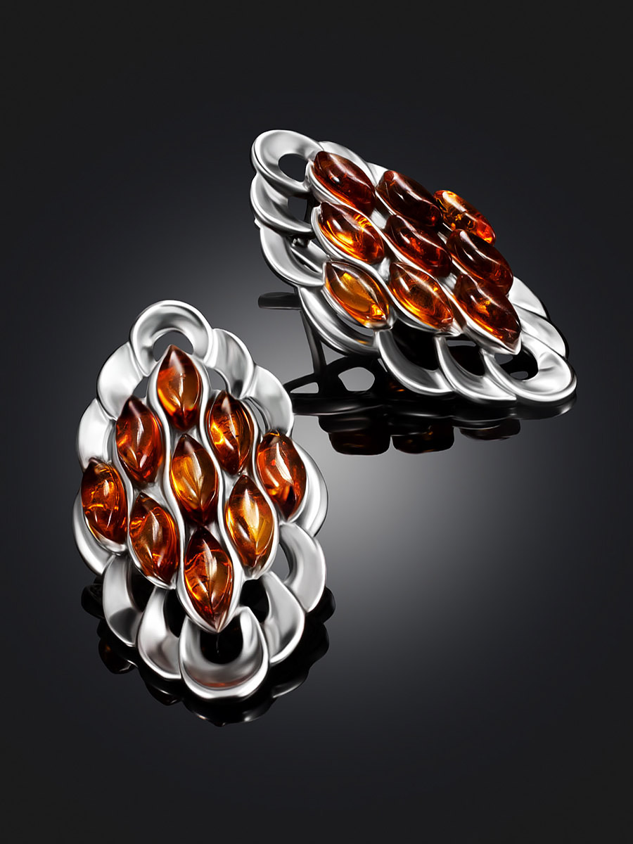 Эффектные оригинальные серьги «Крылышко», украшенные янтарными вставками