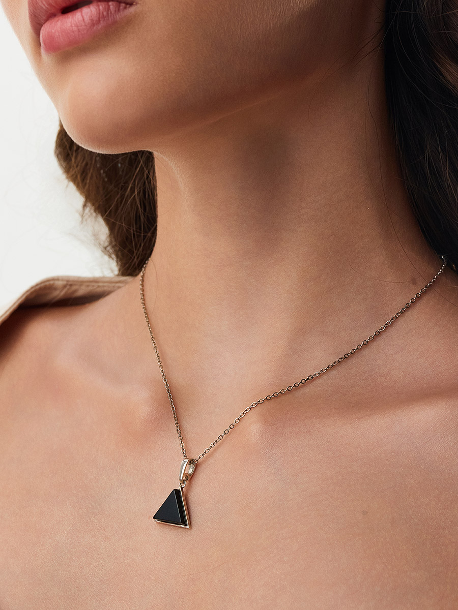 Стильный кулон с тёмно-вишнёвым янтарём «Монблан»