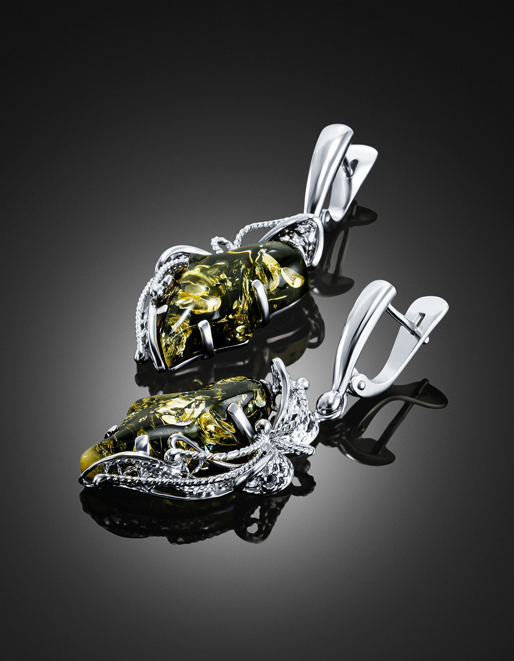 Нарядные серьги с крупными вставками зеленого искрящегося янтаря «Филигрань»