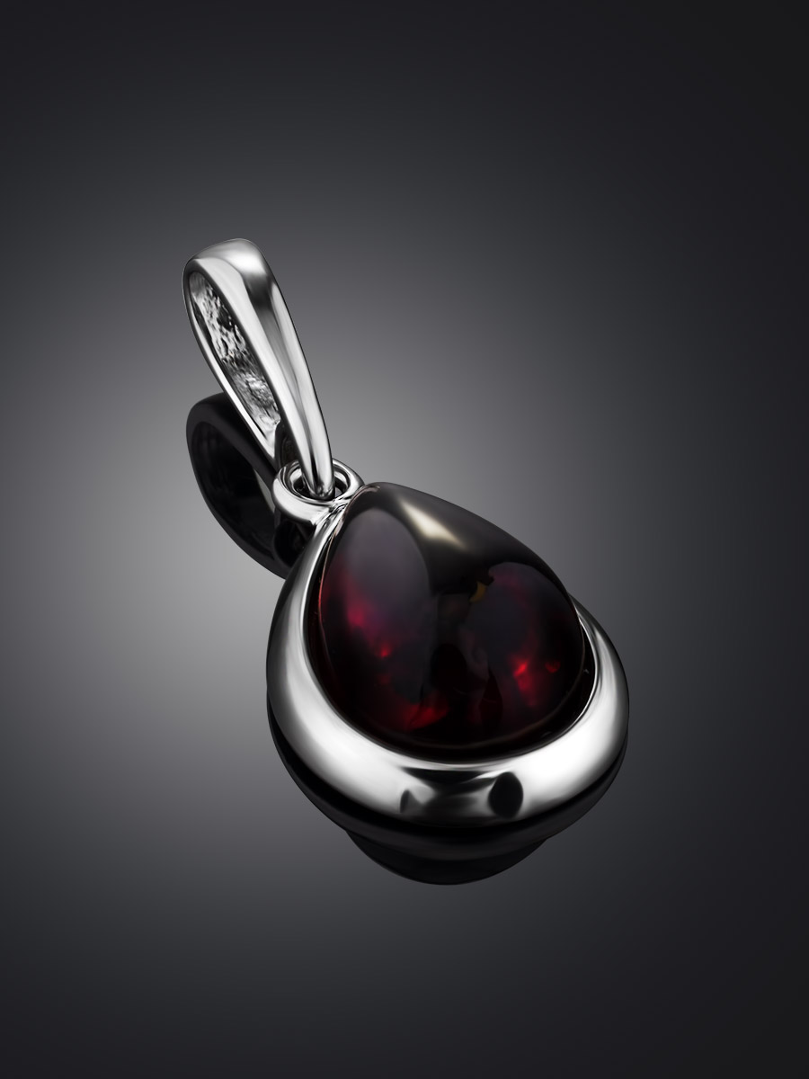 Нежная небольшая подвеска из натурального вишнёвого янтаря «Фиори Корсика»