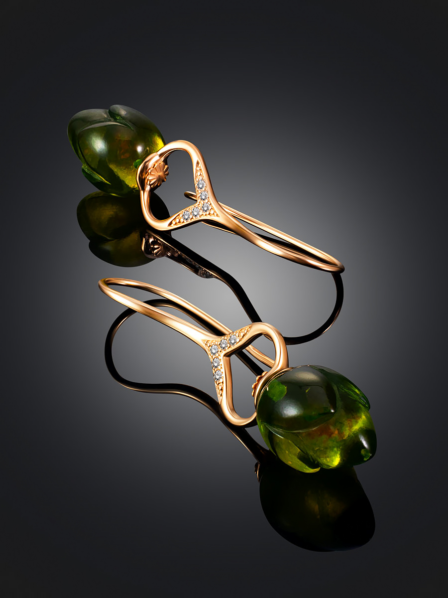 Очаровательные серьги-крючки с резным янтарём «Тюльпан»