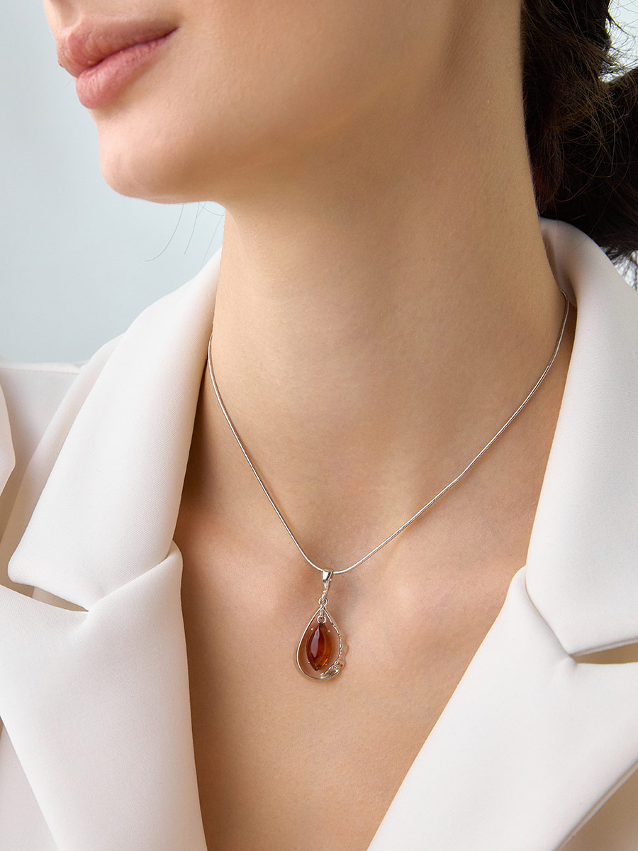 Красивый кулон «Рапсодия» из янтаря коньячного цвета