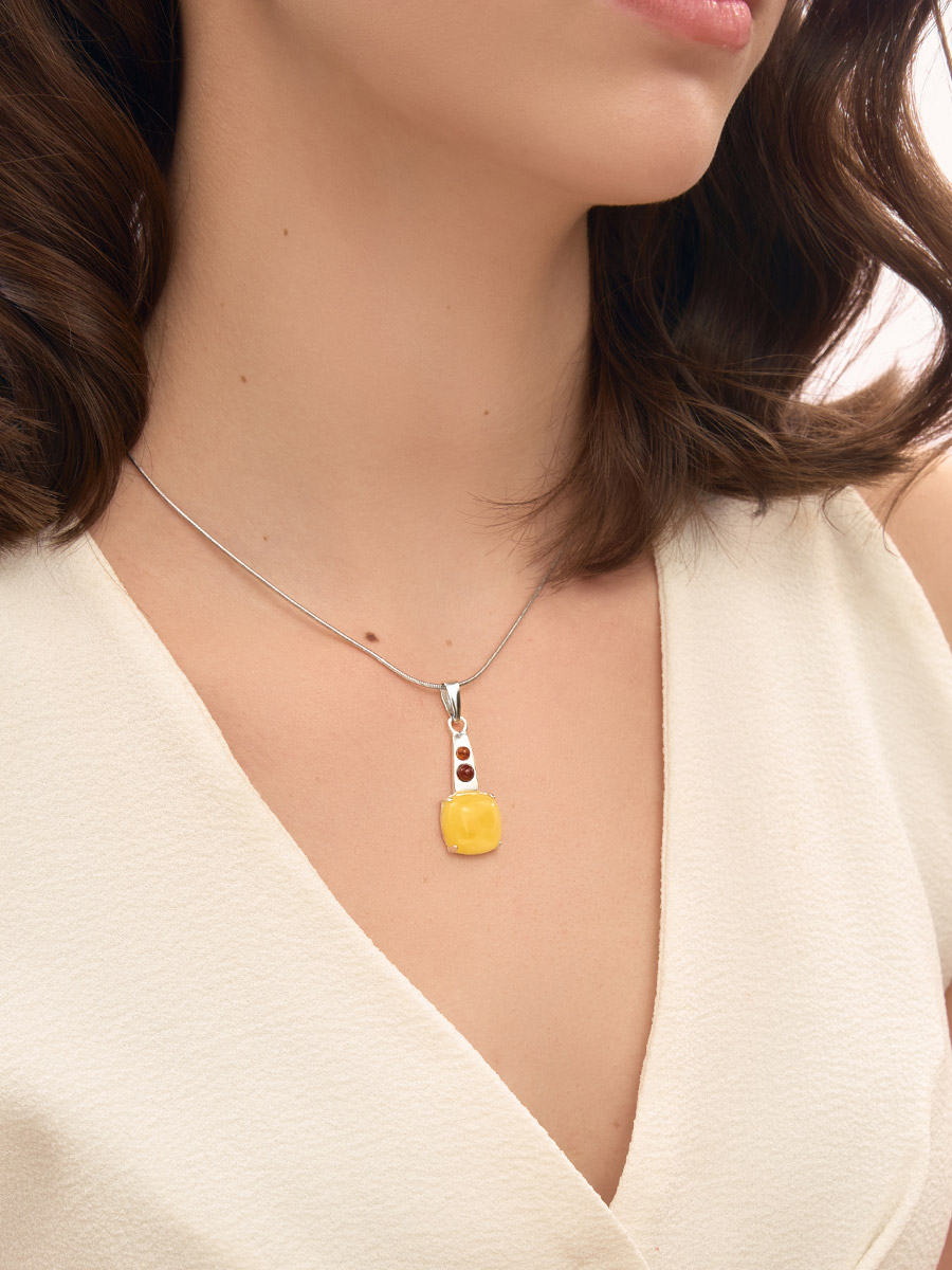 Яркий кулон из натурального цельного янтаря «Троя»