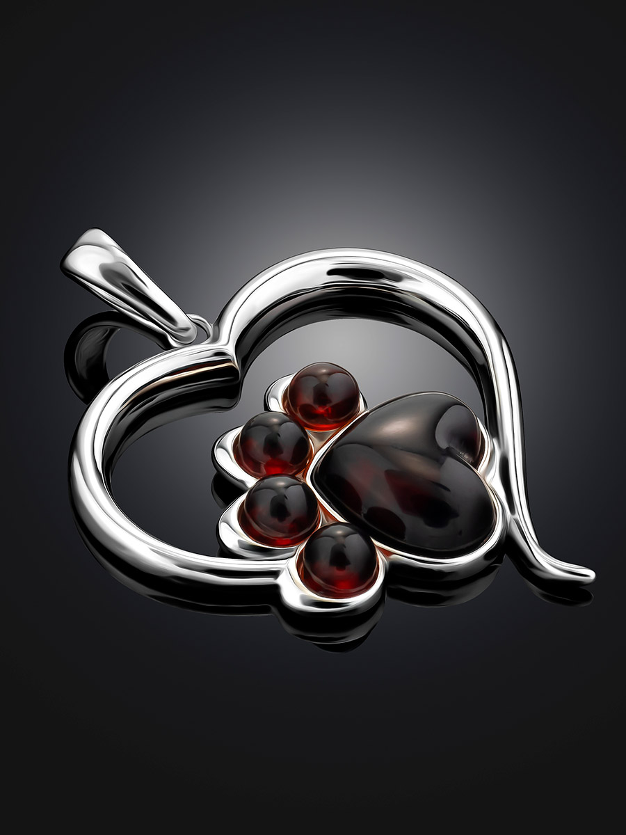 Нежная подвеска-сердце с вишнёвым янтарём «Лапки»