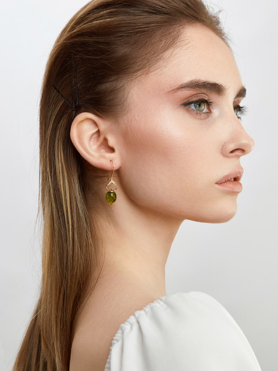 Очаровательные серьги-крючки с резным янтарём «Тюльпан»