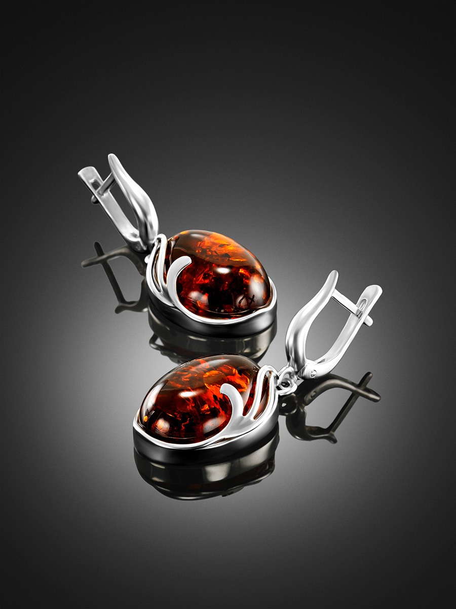 Небольшие серьги с натуральным искрящимся янтарем коньячного цвета «Маньяна»