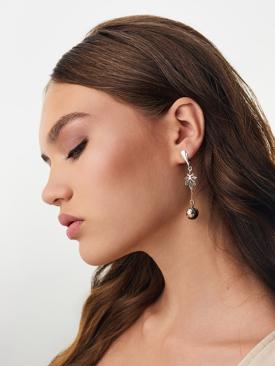 Чудесные серьги «Божья коровка» с янтарными подвесками на цепочках