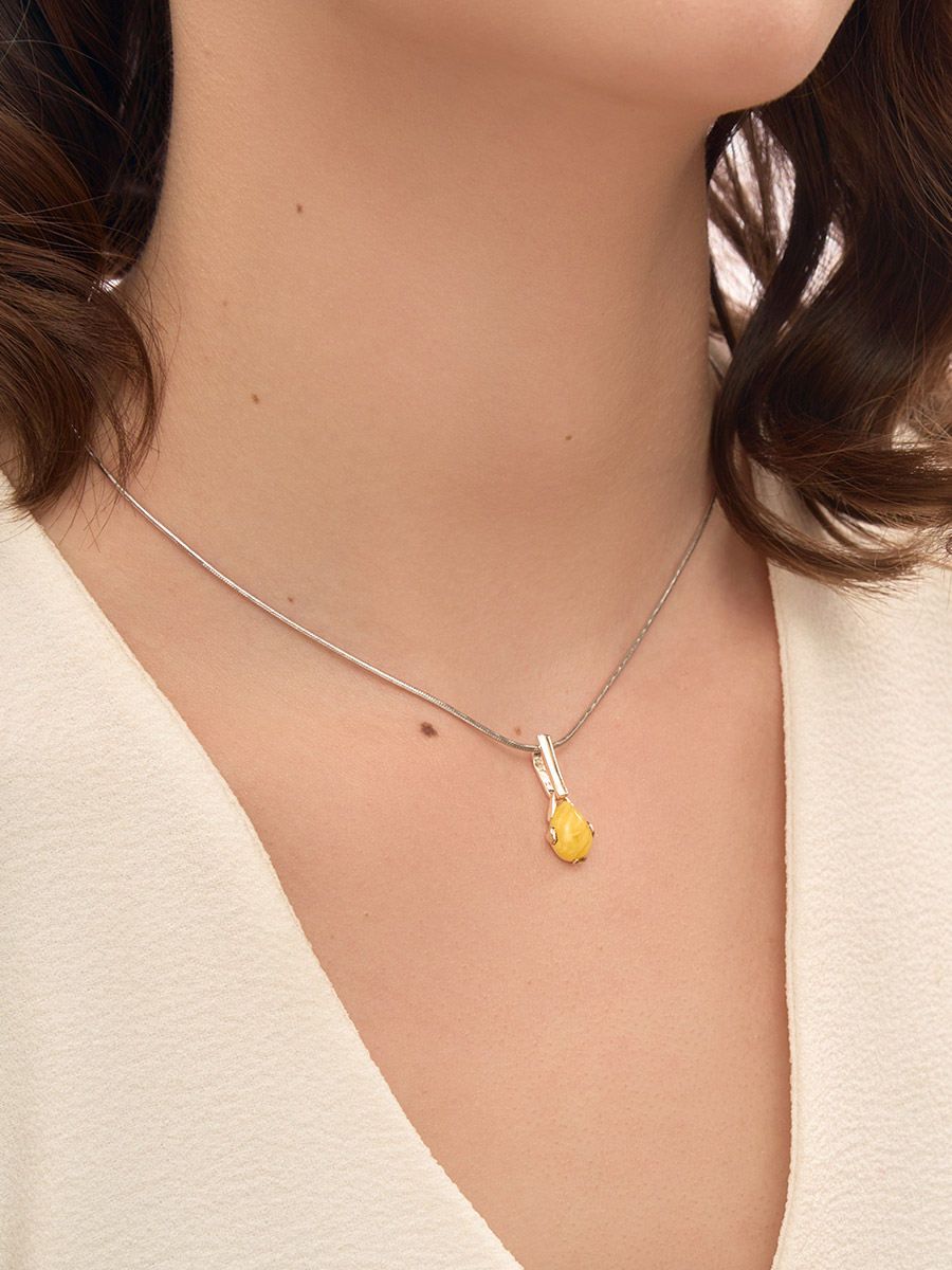 Нежный кулон из медового янтаря «Огонёк»