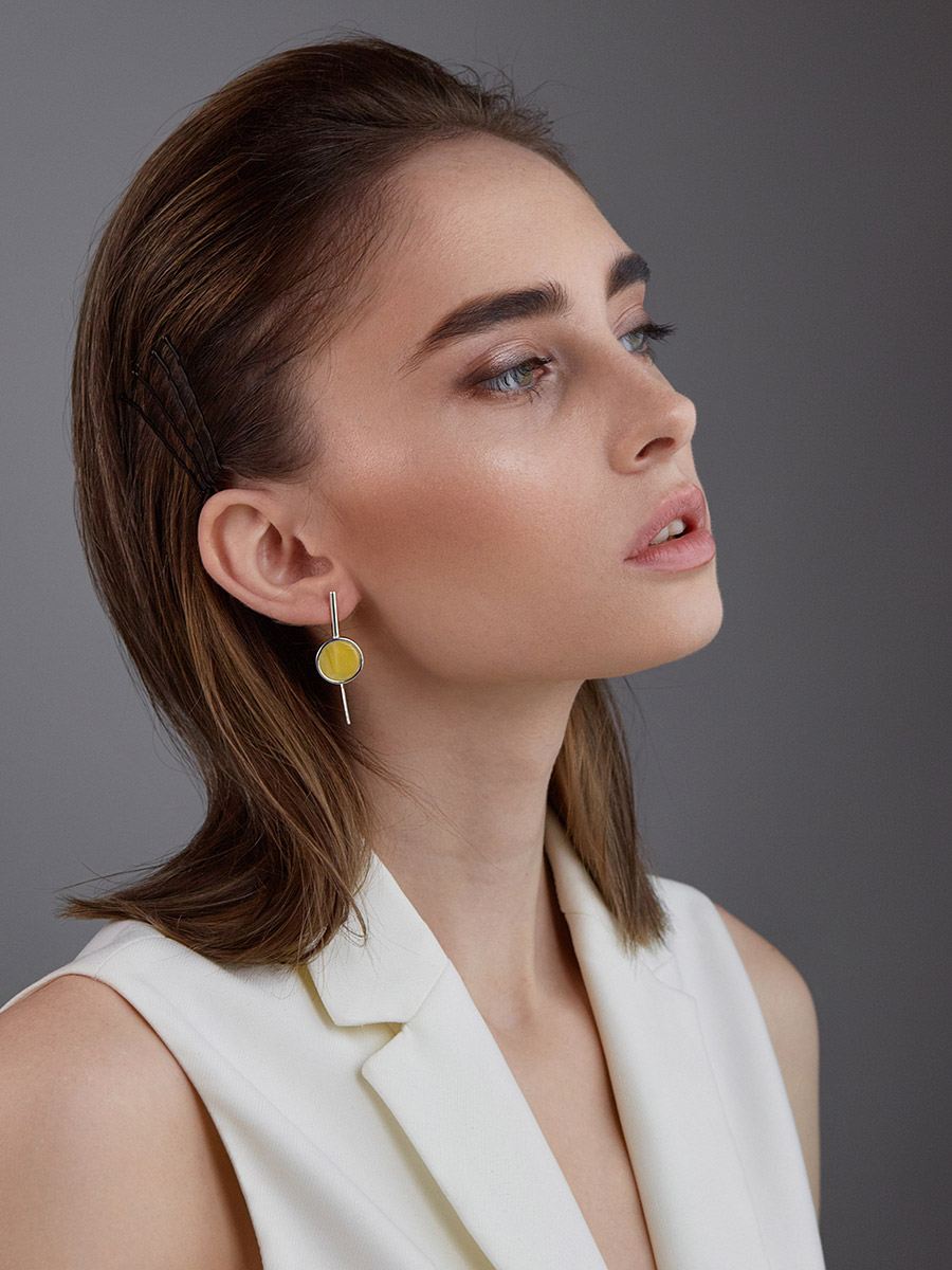 Серьги-крючки в лаконичном дизайне Palazzo с янтарём медового цвета