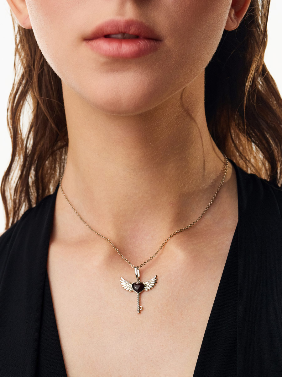 Кулон в романтическом дизайне «Ключ от сердца» с вишнёвым янтарём