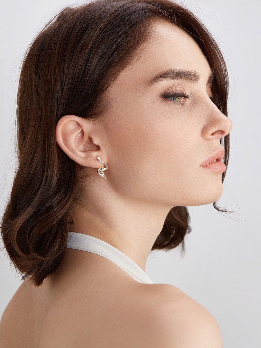 Изящные серьги из натурального цельного янтаря медового цвета «Лея»