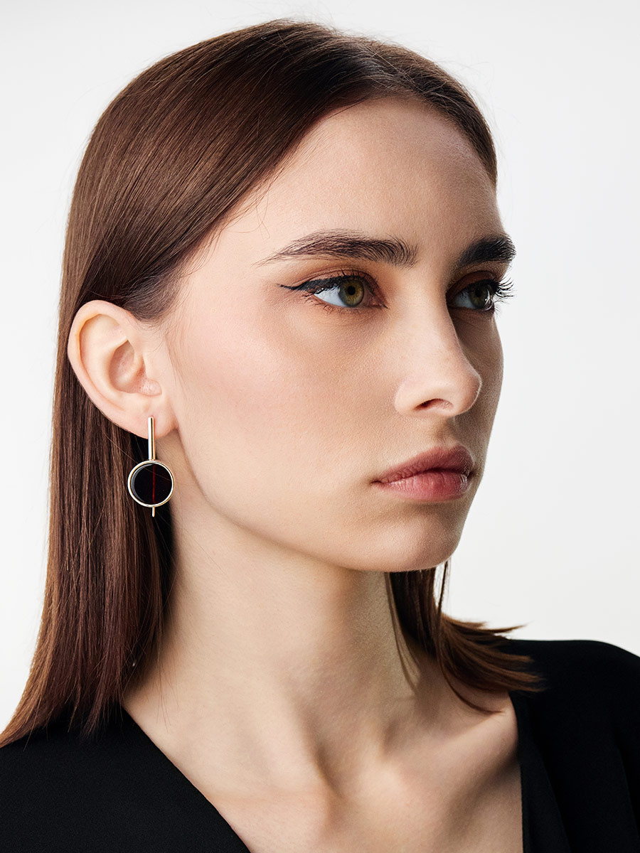 Эффектные серьги-крючки с тёмно-вишнёвым янтарём Palazzo