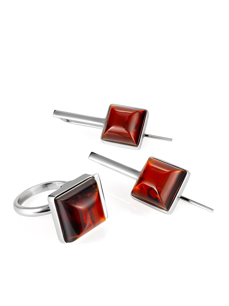 Яркие серьги-крючки из янтаря тёмно-вишнёвого цвета «Овация»