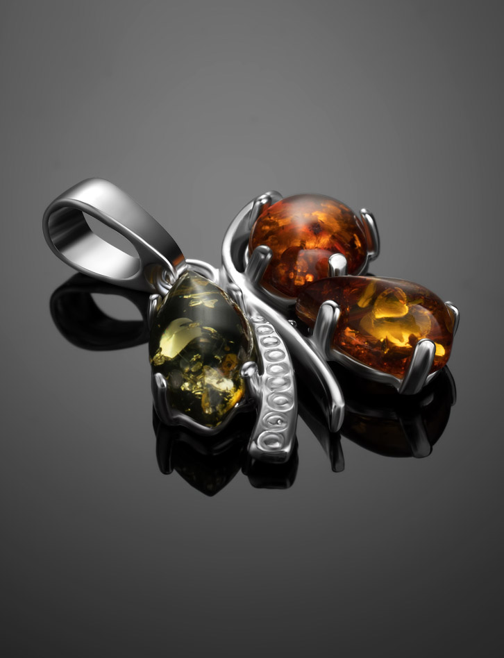 Подвеска со вставками из натурального балтийского янтаря коньячного и зелёного цветов «Магнолия»