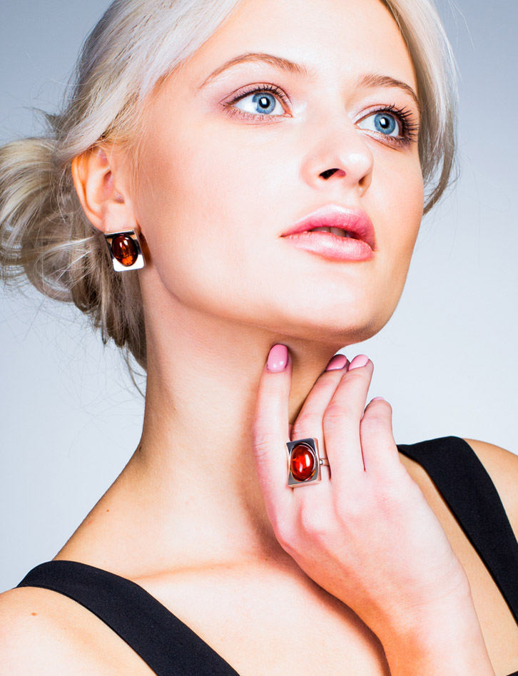 Необычные серьги «Фиджи крупные» с натуральным коньячным янтарём