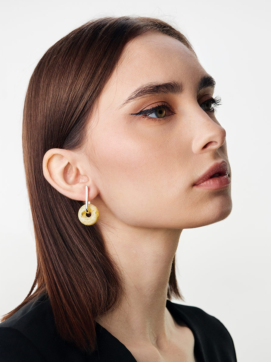 Оригинальные серьги «Донат» с формованным янтарём с пёстрой текстурой