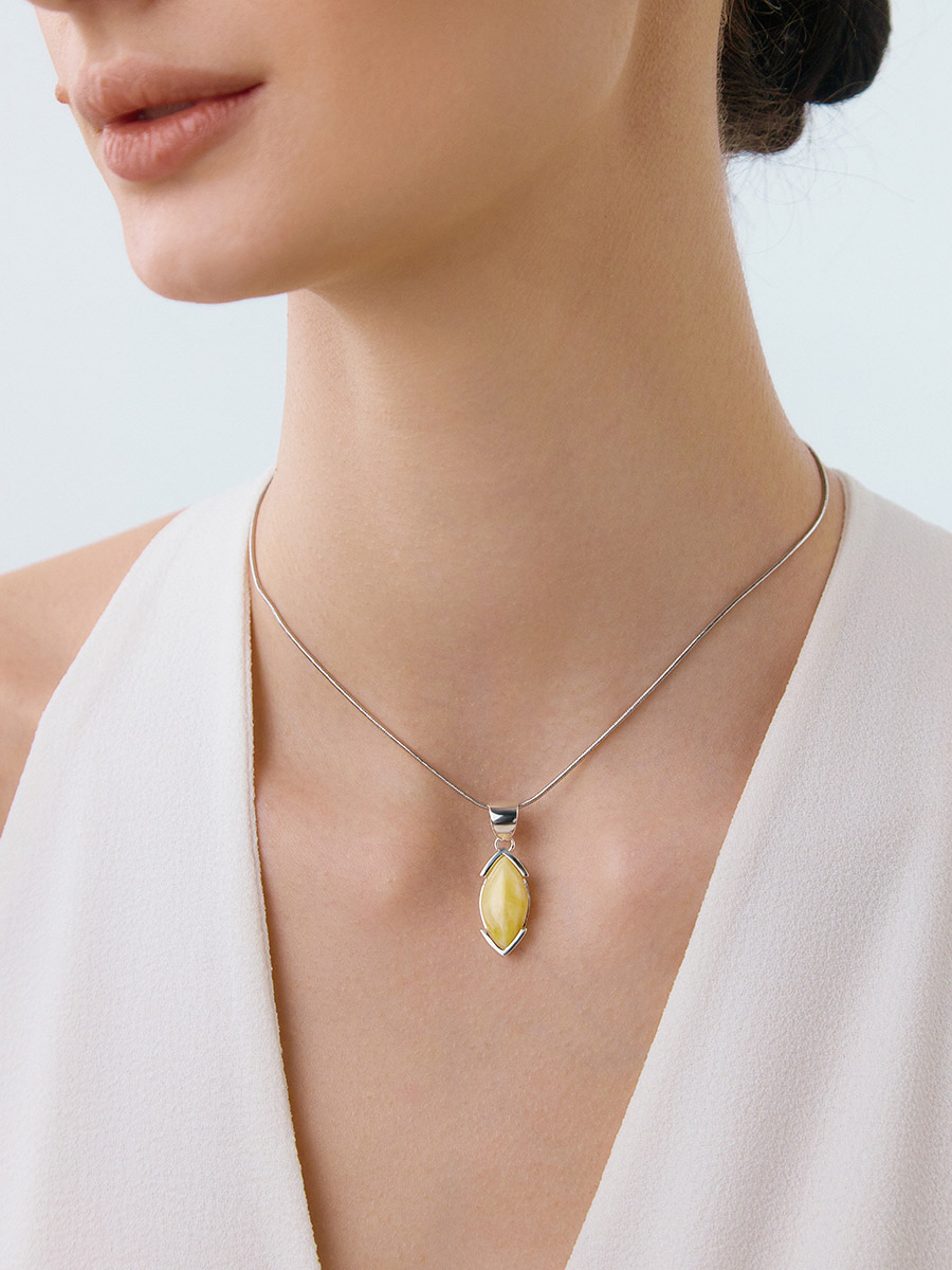 Кулон из натурального янтаря медового цвета «Маркиз»