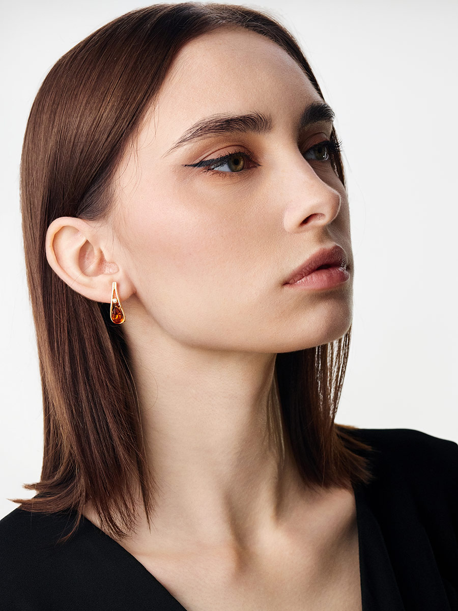 Изящные серьги с янтарем коньячного цвета и кристаллами «Гермия»