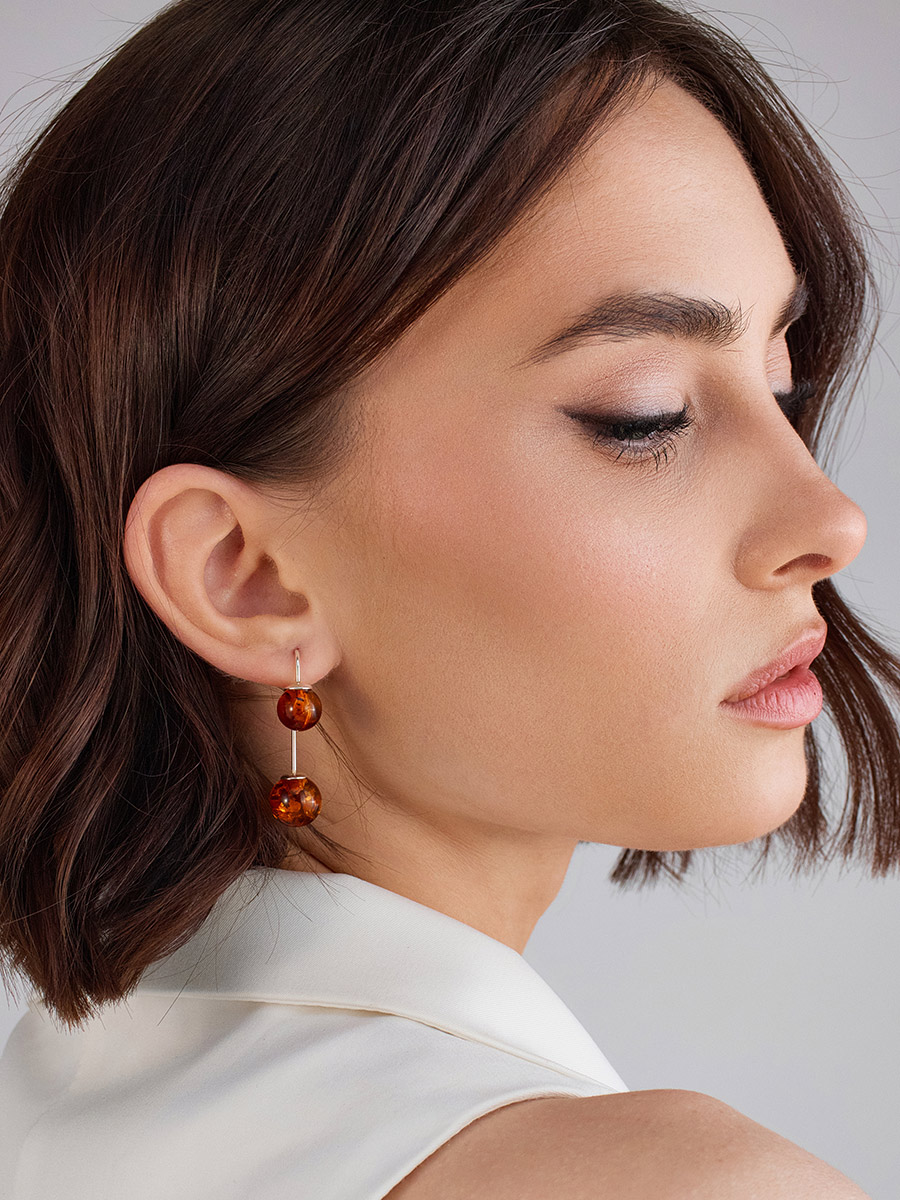 Оригинальные асимметричные серьги из коньячного янтаря «Пигаль»