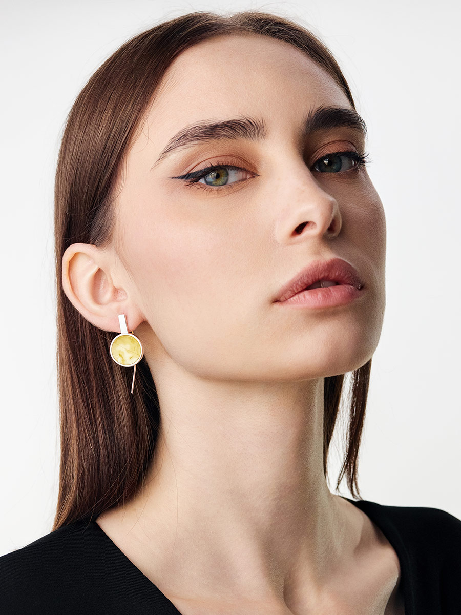 Серьги-крючки в лаконичном дизайне Palazzo с янтарём медового цвета