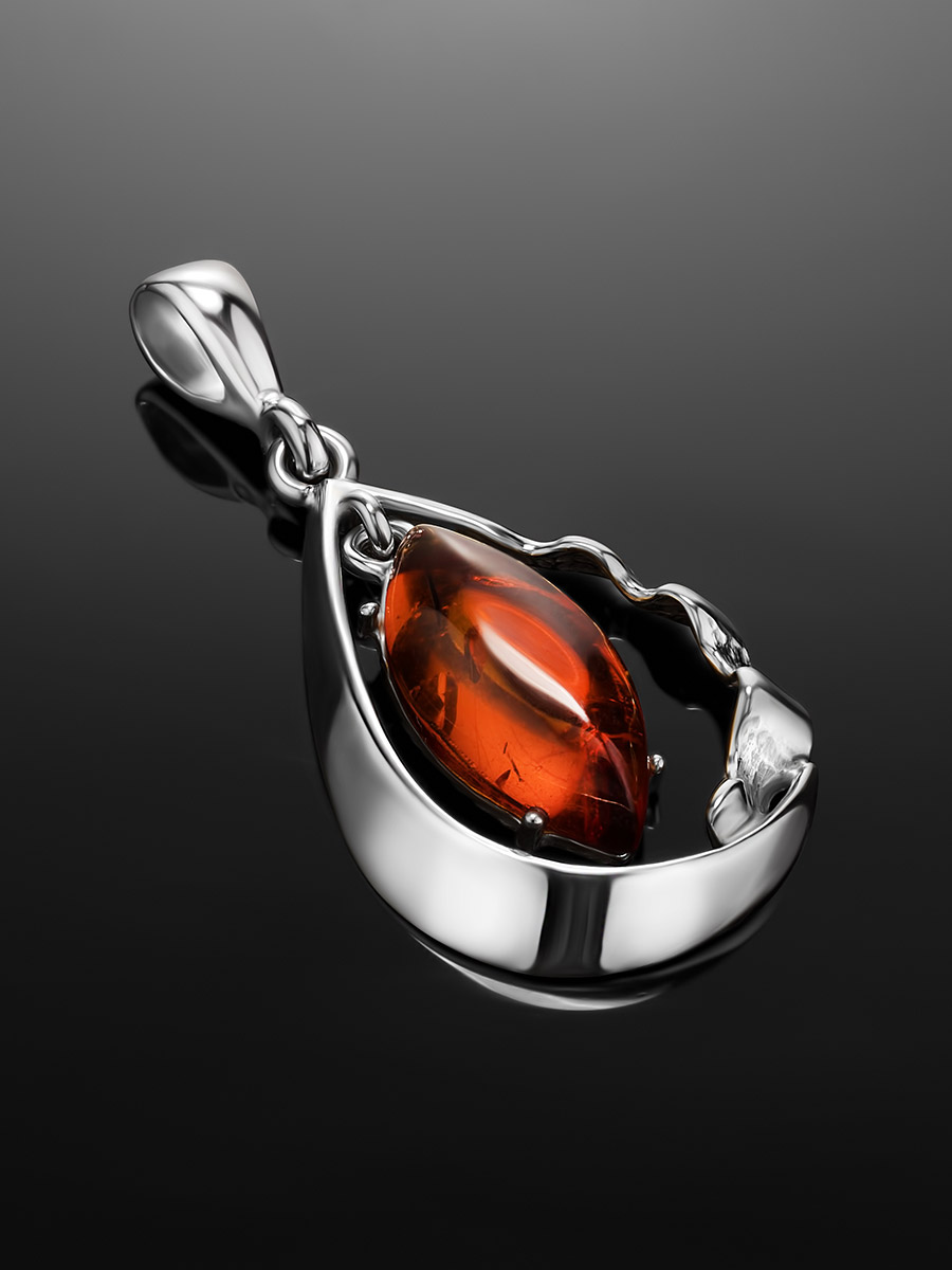 Красивый кулон «Рапсодия» из янтаря коньячного цвета