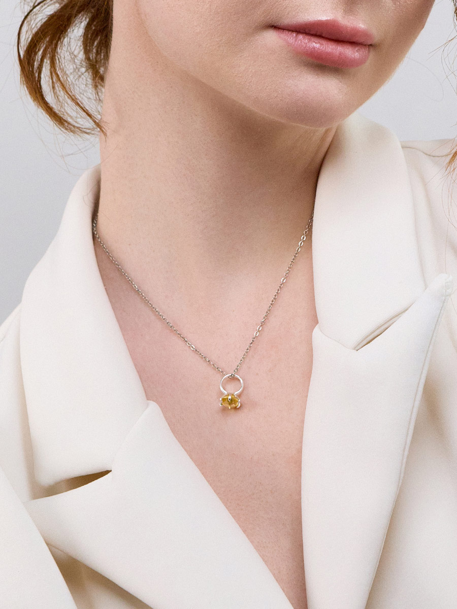 Миниатюрная подвеска-колечко с гранёным янтарём «Баккара»