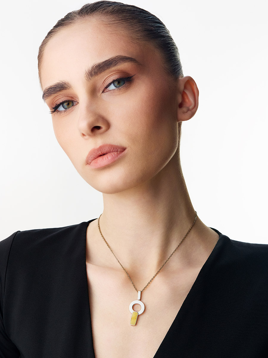 Оригинальная подвеска с медовым янтарём London