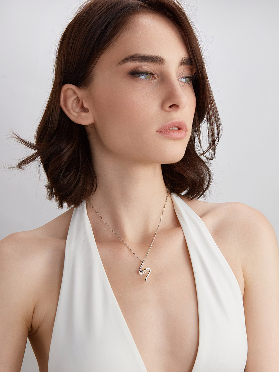 Стильный кулон, украшенный лимонным янтарём «Лея»