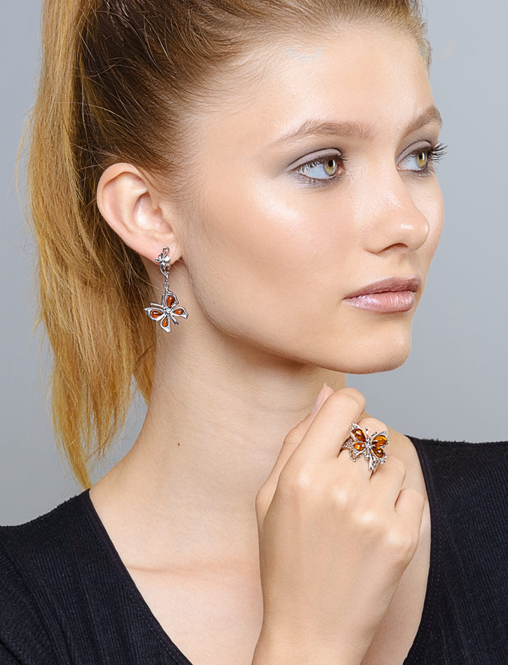 Нарядные серьги со вставками из натурального балтийского янтаря вишнёвого цвета «Апрель»