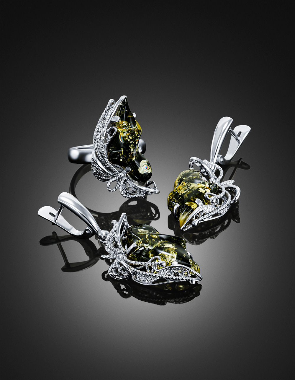 Нарядные серьги с крупными вставками зеленого искрящегося янтаря «Филигрань»