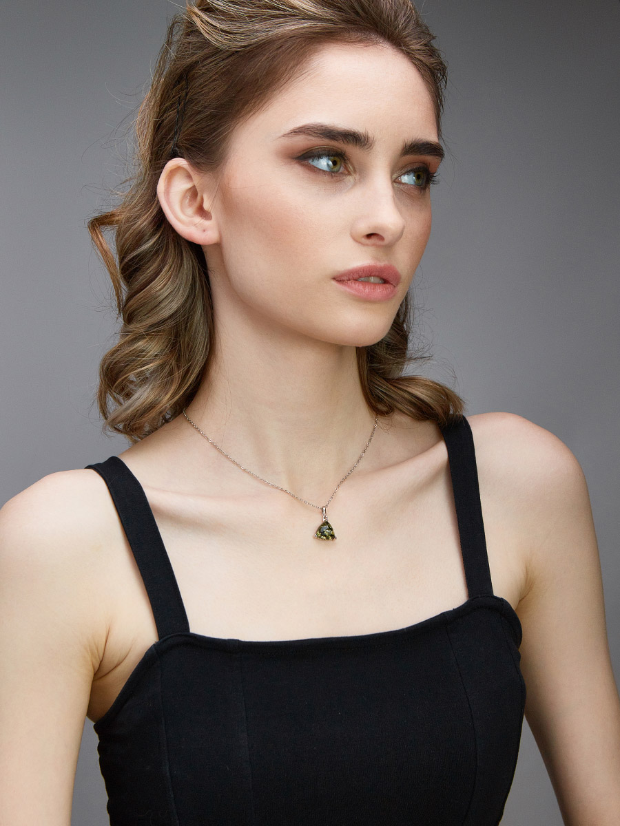 Подвеска из натурального зелёного янтаря «Треугольник»