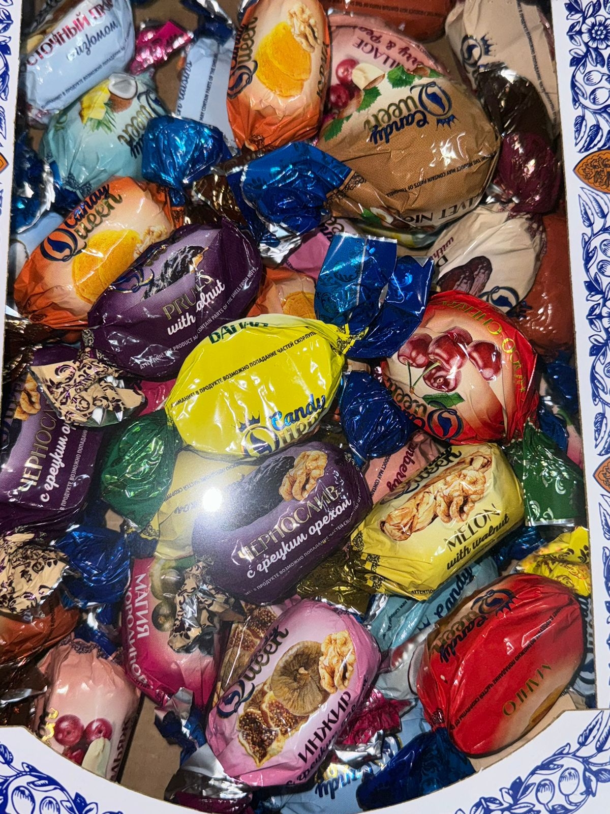 Конфеты сухофрукты и орешки в шоколаде Ассорти в коробке1кг