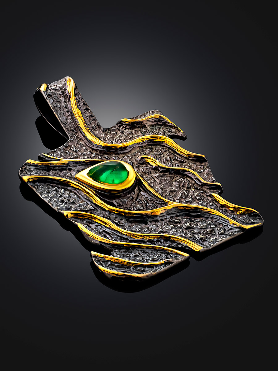 Оригинальная яркая подвеска в чёрном родии «Элементаль», украшенная изумрудным янтарём