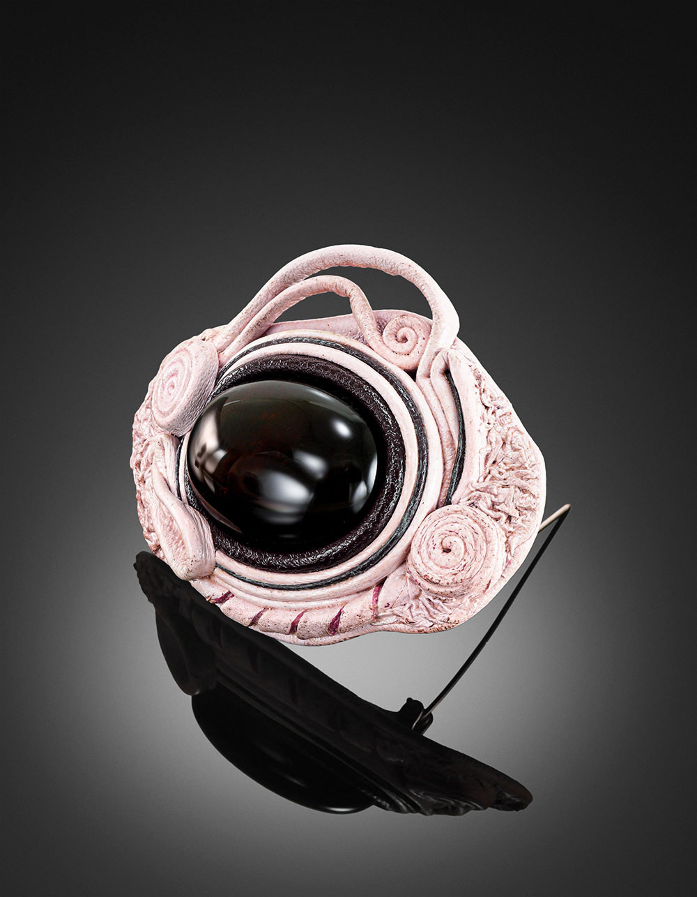 Брошь «Амазонка» из нежно-сиреневой кожи, украшенная натуральным янтарём