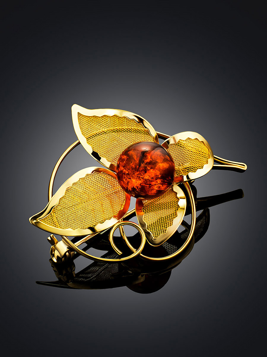 Небольшая нежная брошь в позолоте, украшенная янтарём коньячного цвета Beoluna