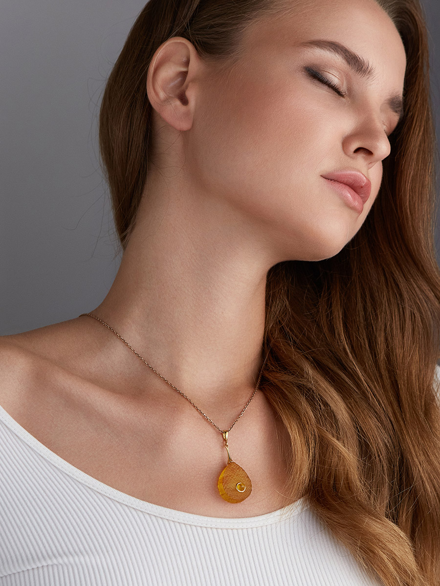 Подвеска-капля «Марс» из лимонного янтаря с неровной текстурой